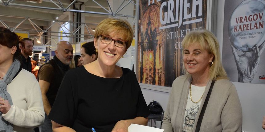 Anita Šupe potpisuje knjigu na Interliberu 2015. Foto. Facebook Anita Šupe potpisuje knjigu na Interliberu 2015. Foto. Facebook