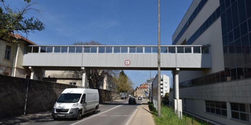 Opca bolnica Zadar. Most koji povezuje novu zgradu poliklinike sa starim dijelom. Photo: Dino Stanin/PIXSELL Opca bolnica Zadar. Most koji povezuje novu zgradu poliklinike sa starim dijelom. Photo: Dino Stanin/PIXSELL
