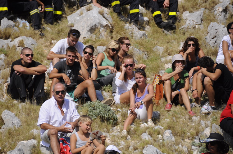 Kornat, 300811.
Obiljezavanje 4. obljetnice kornatske tragedije, u kojoj je, gaseci pozar na Kornatu 30. kolovoza 2007. godine, smrtno stradalo 12 vatrogasaca. Obitelji poginulih vatrogasaca, njihovi prijatelji te visoko izaslanstvo na otoku Kornat, u uv Kornat, 300811.
Obiljezavanje 4. obljetnice kornatske tragedije, u kojoj je, gaseci pozar na Kornatu 30. kolovoza 2007. godine, smrtno stradalo 12 vatrogasaca. Obitelji poginulih vatrogasaca, njihovi prijatelji te visoko izaslanstvo na otoku Kornat, u uv