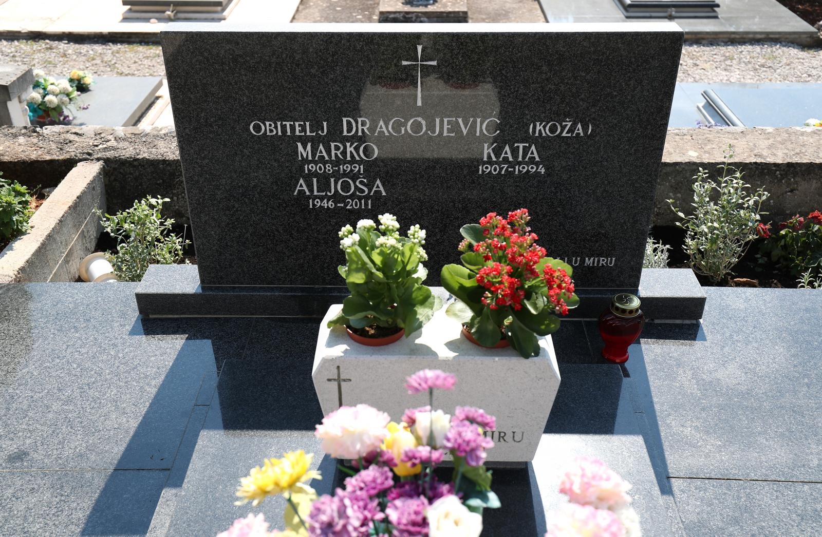 Grobnica obitelji Dragojević u Veloj Luci Grobnica obitelji Dragojević u Veloj Luci