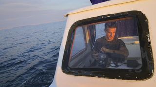 22.12.2013., Zadar – Neobicno toplo vrijeme za prve dane zime dodatni je poticaj za otisnuti se na more i uloviti koju lignju za Badnju vecer. Iako zbog oseke gotovo da nisu mogli isploviti, dva Privlacanca na nedjeljno poslijepodne udaljila su se od ob