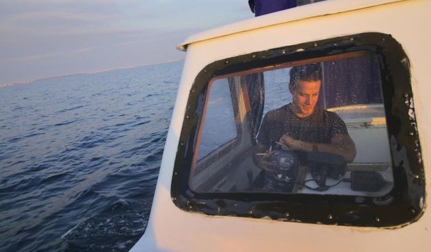 22.12.2013., Zadar – Neobicno toplo vrijeme za prve dane zime dodatni je poticaj za otisnuti se na more i uloviti koju lignju za Badnju vecer. Iako zbog oseke gotovo da nisu mogli isploviti, dva Privlacanca na nedjeljno poslijepodne udaljila su se od ob