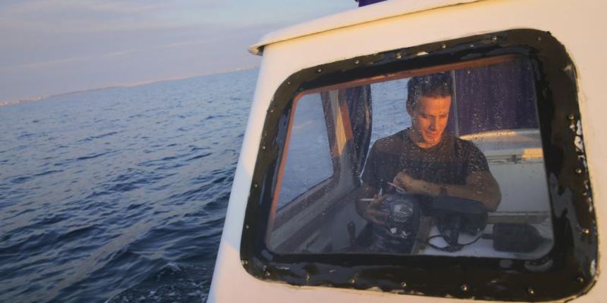 22.12.2013., Zadar – Neobicno toplo vrijeme za prve dane zime dodatni je poticaj za otisnuti se na more i uloviti koju lignju za Badnju vecer. Iako zbog oseke gotovo da nisu mogli isploviti, dva Privlacanca na nedjeljno poslijepodne udaljila su se od ob