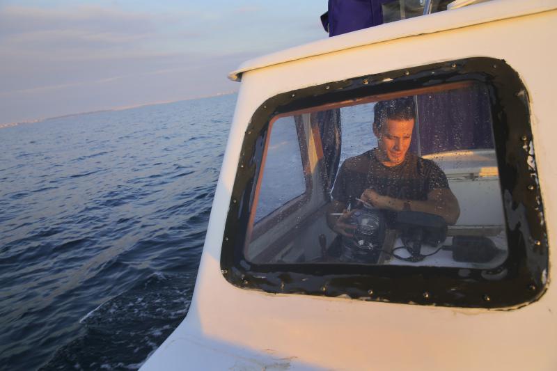 22.12.2013., Zadar – Neobicno toplo vrijeme za prve dane zime dodatni je poticaj za otisnuti se na more i uloviti koju lignju za Badnju vecer. Iako zbog oseke gotovo da nisu mogli isploviti, dva Privlacanca na nedjeljno poslijepodne udaljila su se od ob