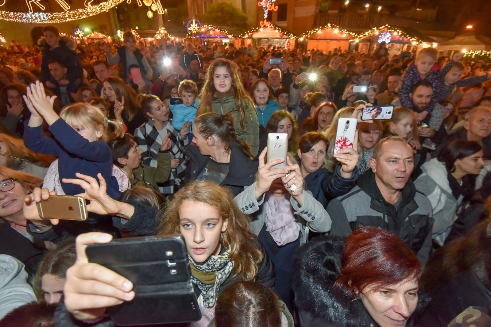 Na Trgu Petra Zoranica uz koncert Ivana Zaka i vatromet otvoren je Advent u Zadru Na Trgu Petra Zoranica uz koncert Ivana Zaka i vatromet otvoren je Advent u Zadru