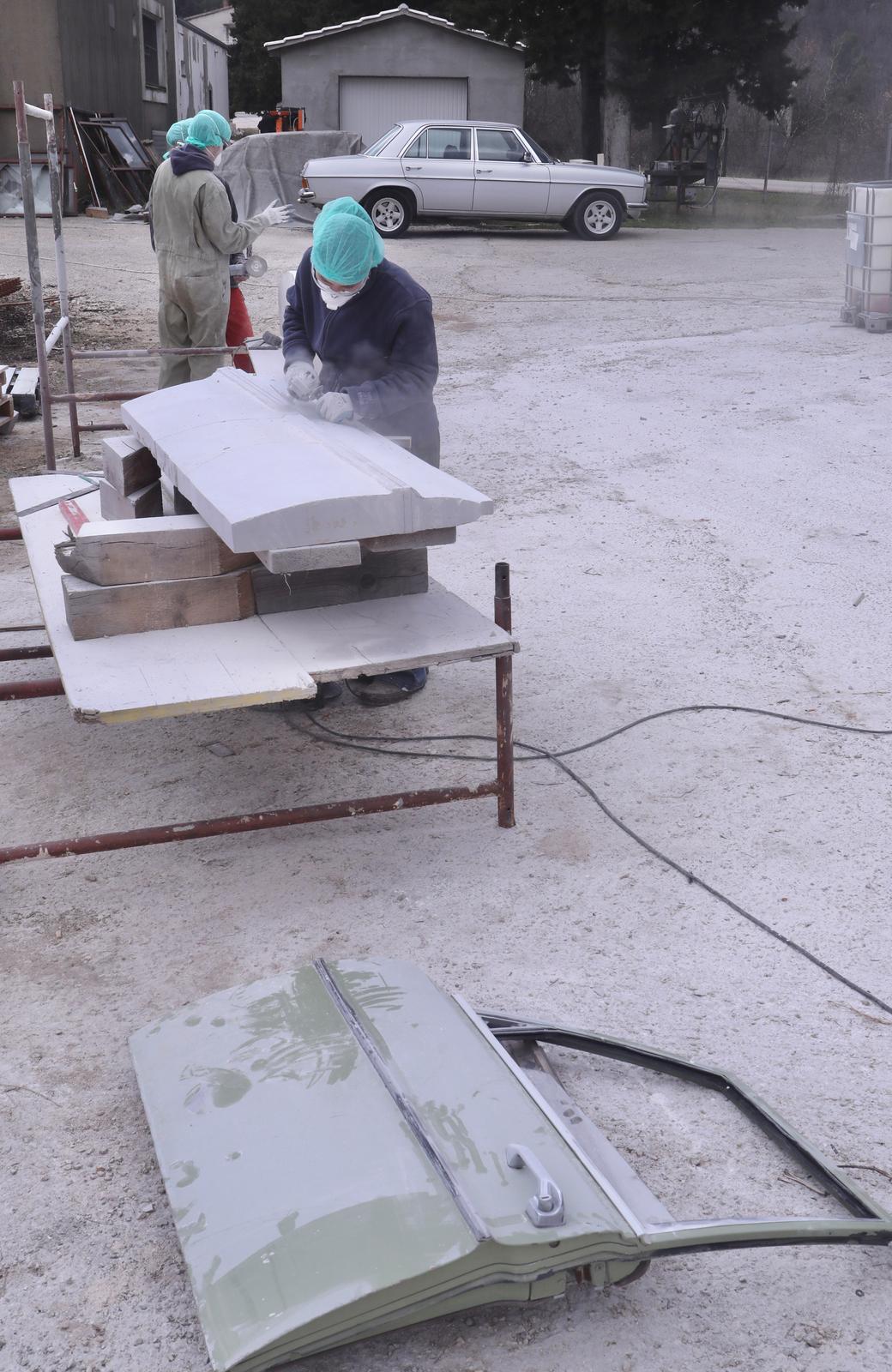 Mladi europski kipari stigli u Imotski, punom parom rade spomenik kultnom Mercedesu Mladi europski kipari stigli u Imotski, punom parom rade spomenik kultnom Mercedesu