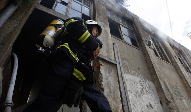 Požar u skladištu Jadere, Foto: Danas oko podne izbio je požar u staroj zgradi u ulici Blaža Jurjeva na zadarskom poluotoku u kojoj se nalazi i Jaderin restoran “Dva ribara”