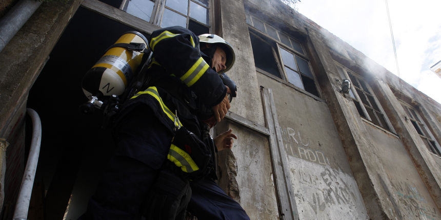 Požar u skladištu Jadere, Foto: Danas oko podne izbio je požar u staroj zgradi u ulici Blaža Jurjeva na zadarskom poluotoku u kojoj se nalazi i Jaderin restoran “Dva ribara”