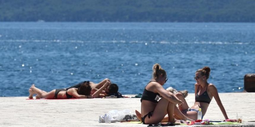 Kupanje na zadarskoj rivi. Photo: Dino Stanin/PIXSELL Kupanje na zadarskoj rivi. Photo: Dino Stanin/PIXSELL