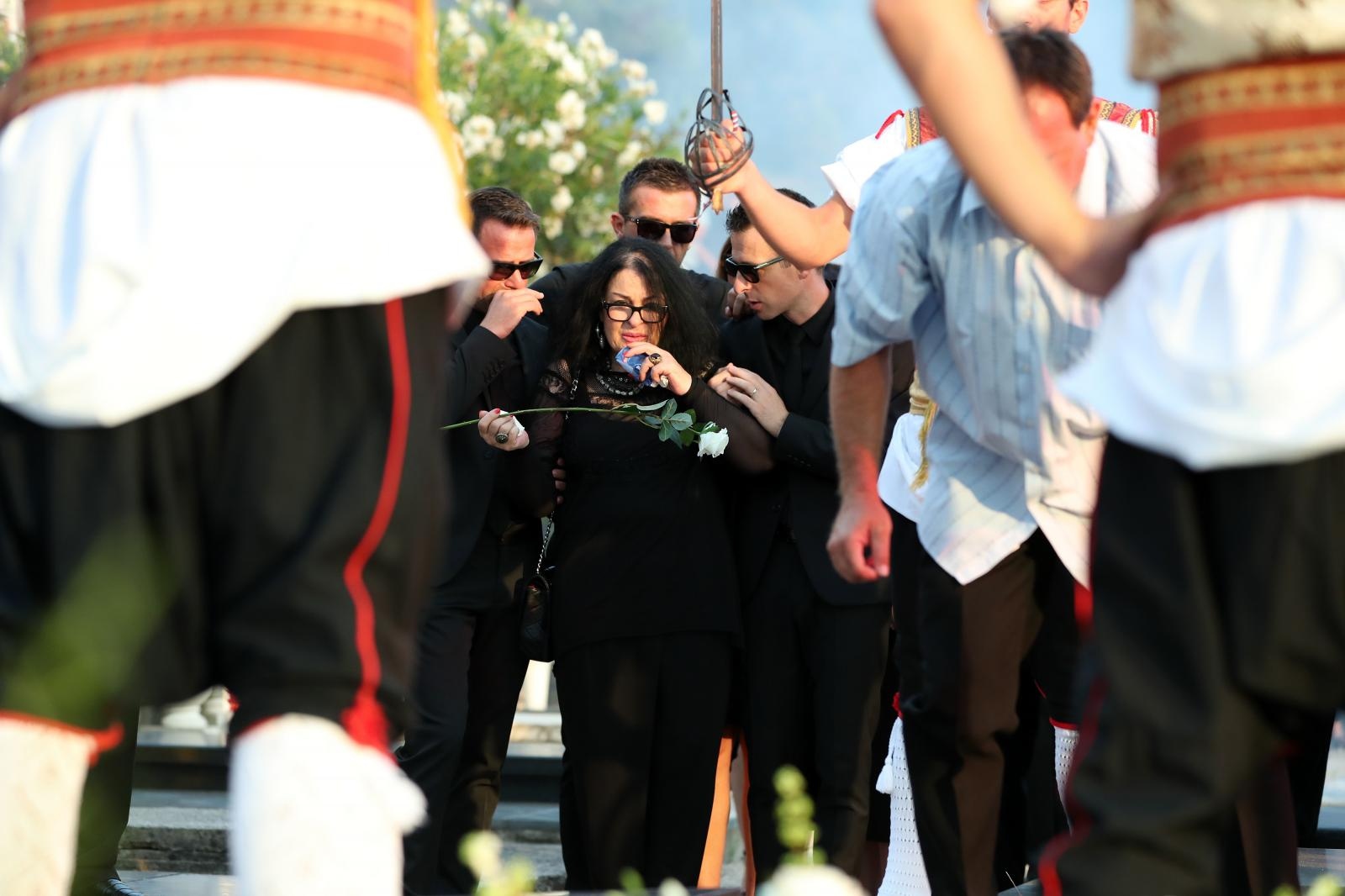 Posljednji ispraćaj Olivera Dragojevića na groblju Sveti Roko u Veloj Luci Posljednji ispraćaj Olivera Dragojevića na groblju Sveti Roko u Veloj Luci