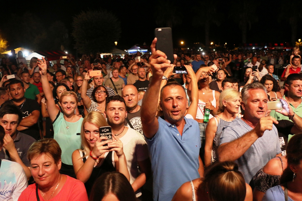 S Alenom Islamovićem po pljusku pjevalo šest tisuća Virana