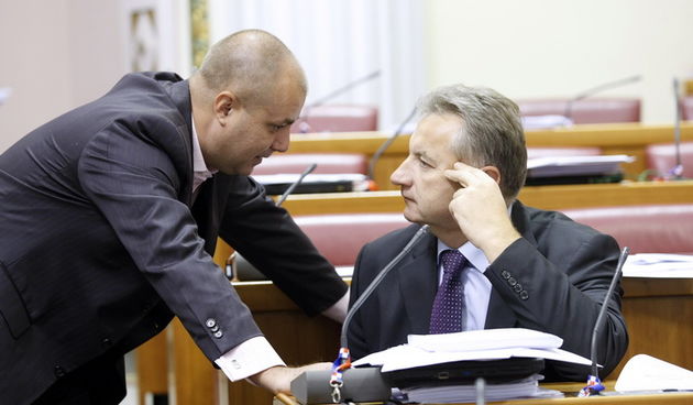 Zagreb, 231012.Markov trg.Sabor.Nastavak redovite sjednice sabora s temom prijedloga zakona o registru biraca.Na fotografiji: Igor Radjenovic i Djuro Popijac.Foto: Goran Mehkek / CROPIX
