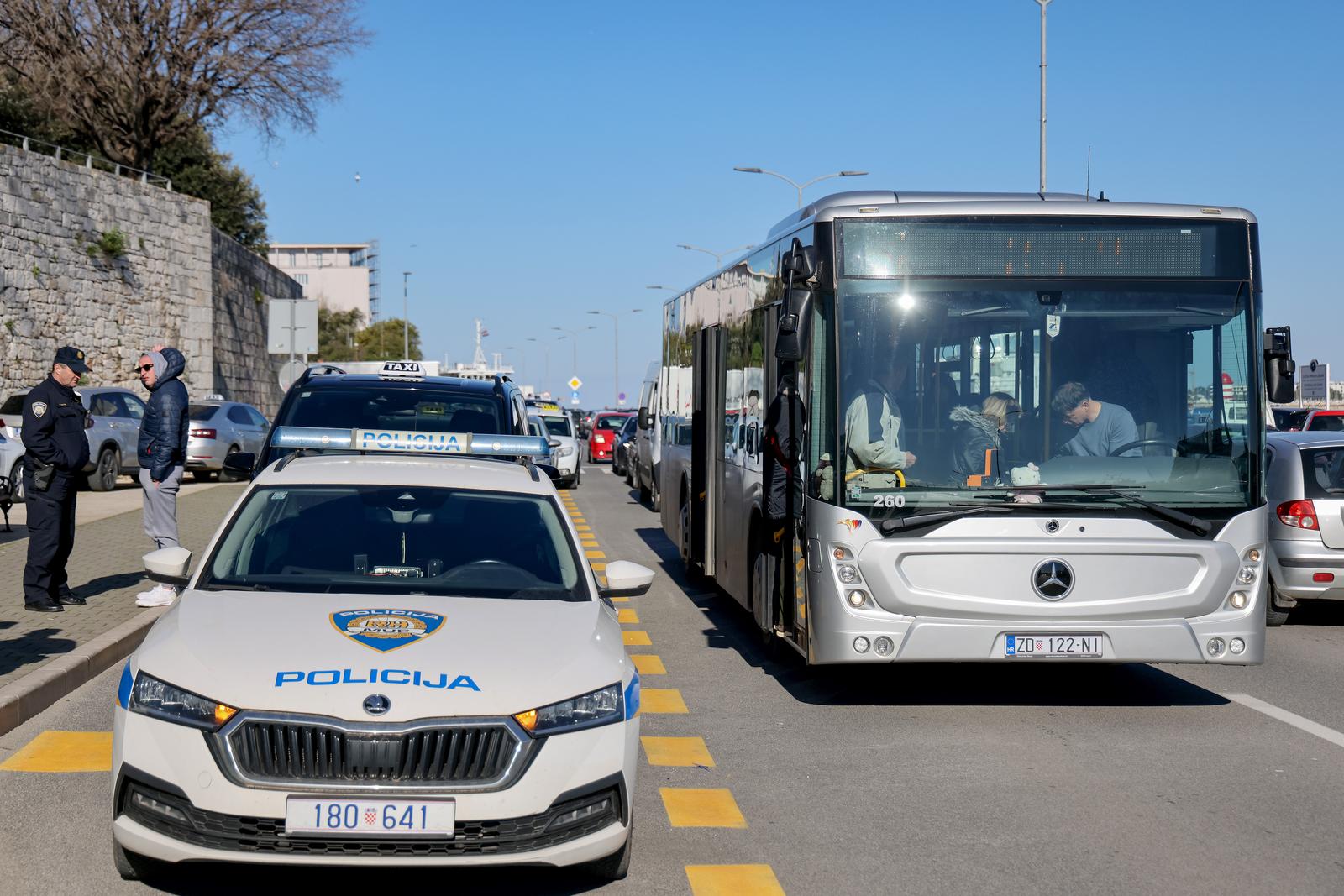 Taksisti prosvjeduju u Zadru