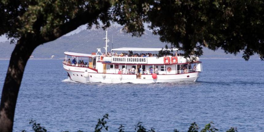 07.08.2013., Zadar – Jutro na rivi idealno je za setnje, razgledavanje, fotografiranje i odmor u hladu. Photo: Zeljko Mrsic/PIXSELL Autor Zeljko Mrsic/PIXSELL KLJUČNE RIJEČI Zadar, more, riva, turizam, setnja, ljeto, turisti 07.08.2013., Zadar – Jutro na rivi idealno je za setnje, razgledavanje, fotografiranje i odmor u hladu. Photo: Zeljko Mrsic/PIXSELL Autor Zeljko Mrsic/PIXSELL KLJUČNE RIJEČI Zadar, more, riva, turizam, setnja, ljeto, turisti