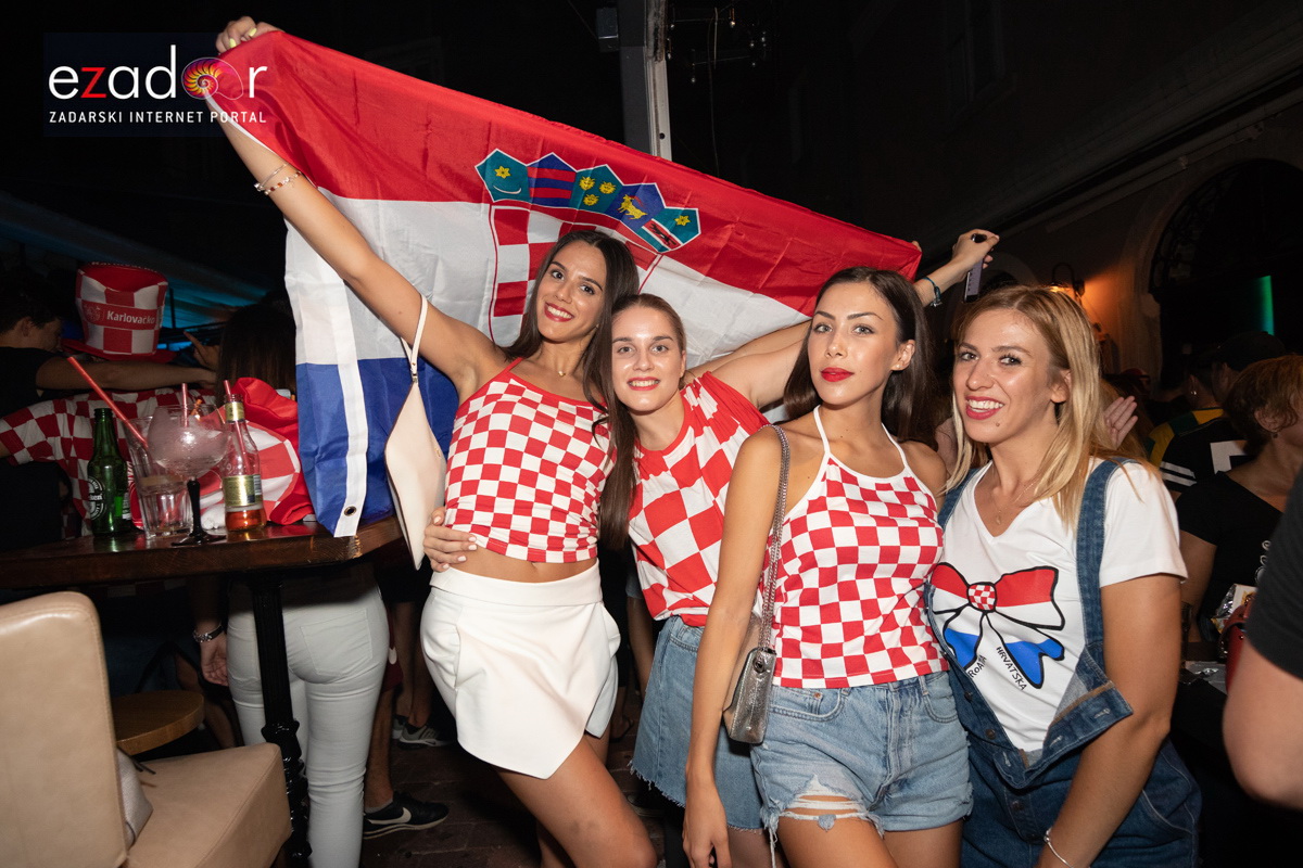 Čudesna noć: Velika fešta ulicama Zadra nakon plasmana Vatrenih u finale SP Čudesna noć: Velika fešta ulicama Zadra nakon plasmana Vatrenih u finale SP