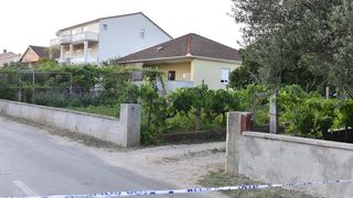 Policijski očevid u obiteljskoj kući u Vrsima, gdje se dogodilo ubojstvo i samoubojstvo Policijski očevid u obiteljskoj kući u Vrsima, gdje se dogodilo ubojstvo i samoubojstvo