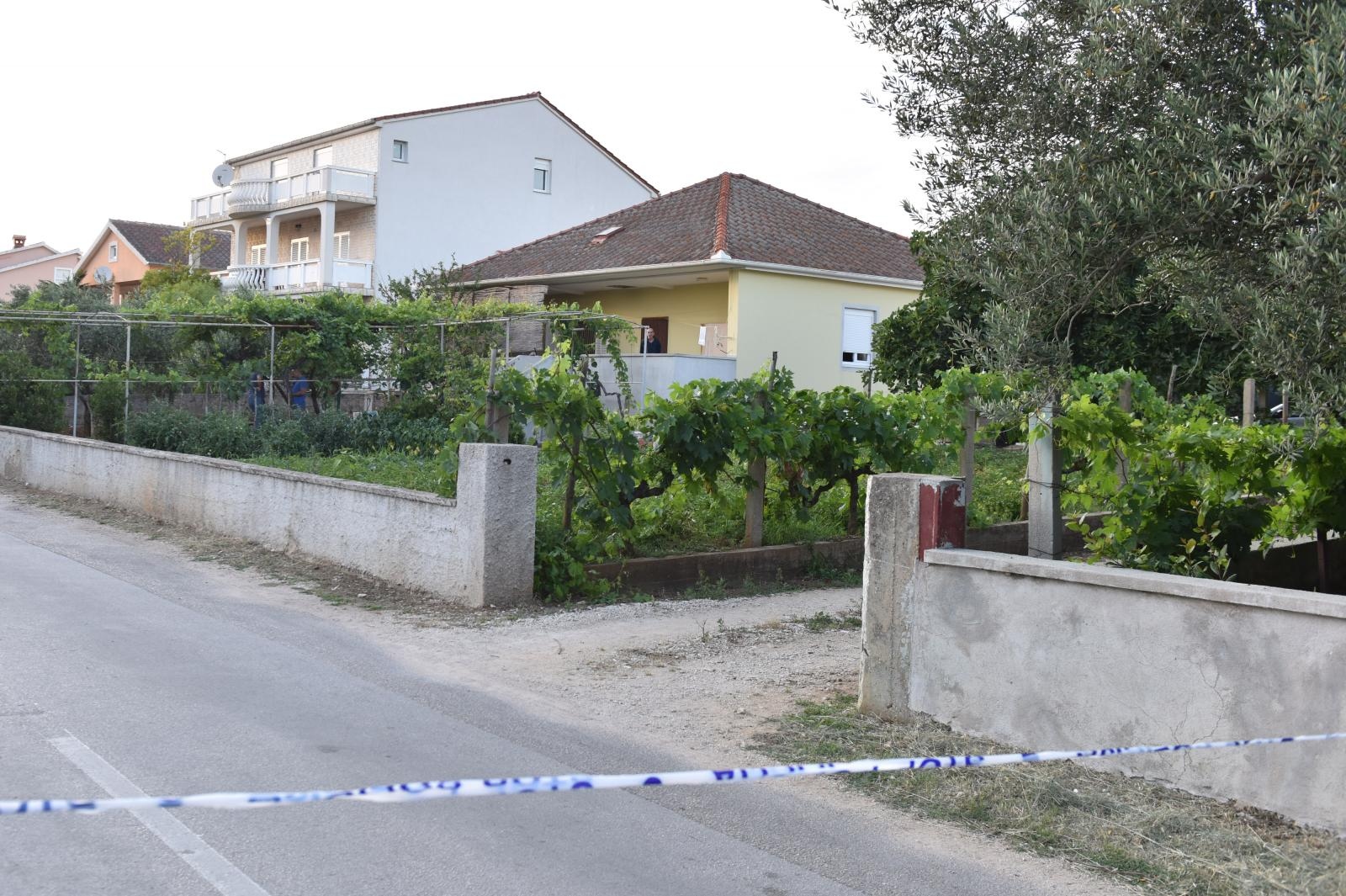 Policijski očevid u obiteljskoj kući u Vrsima, gdje se dogodilo ubojstvo i samoubojstvo Policijski očevid u obiteljskoj kući u Vrsima, gdje se dogodilo ubojstvo i samoubojstvo