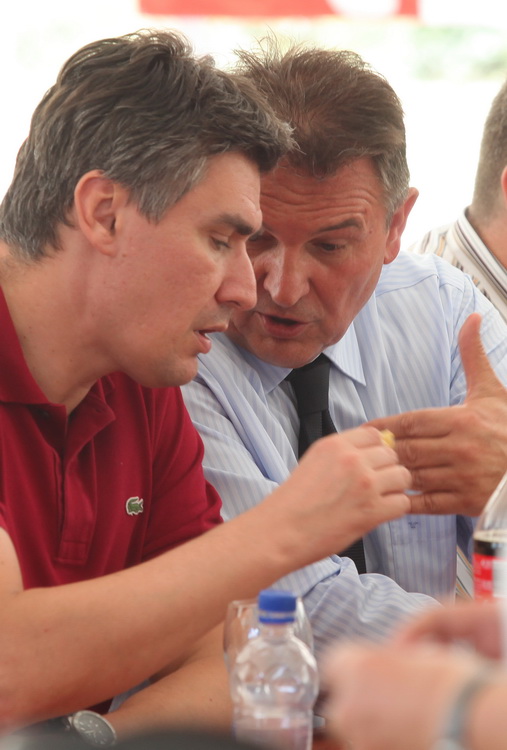 Zadar, 050811.
U Kastel Zegarskom na izletistu Mlinice na Zrmanji druzili su se clanovi aktivisti izborne jedinice sa celnicima Kastavske skupine – Zoranom Milanovicem, Radimirom Cacicem i Silvanom Hreljom.
Na slici: Milanovic i Cacic
Foto: Vladimir Ivano Zadar, 050811.
U Kastel Zegarskom na izletistu Mlinice na Zrmanji druzili su se clanovi aktivisti izborne jedinice sa celnicima Kastavske skupine – Zoranom Milanovicem, Radimirom Cacicem i Silvanom Hreljom.
Na slici: Milanovic i Cacic
Foto: Vladimir Ivano