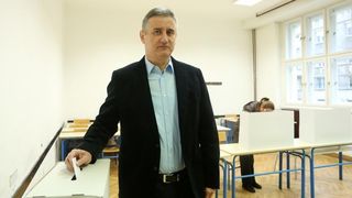 Zagreb – Predsjednik HDZ-a Tomislav Karamarko glasovao je u drugom krugu predsjednickih izbora. Photo: Slavko Midzor/PIXSELL Zagreb – Predsjednik HDZ-a Tomislav Karamarko glasovao je u drugom krugu predsjednickih izbora. Photo: Slavko Midzor/PIXSELL