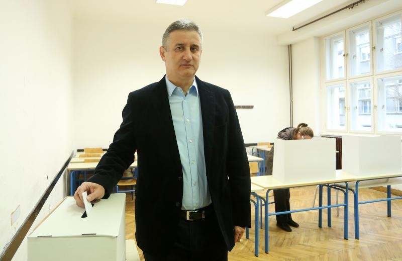 Zagreb – Predsjednik HDZ-a Tomislav Karamarko glasovao je u drugom krugu predsjednickih izbora. Photo: Slavko Midzor/PIXSELL Zagreb – Predsjednik HDZ-a Tomislav Karamarko glasovao je u drugom krugu predsjednickih izbora. Photo: Slavko Midzor/PIXSELL