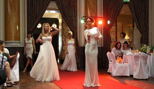 U vjenčanicama koje je dizajnirala Matija Vujica kozmetičku liniju su predstavile Renata Sopek. Natali Dizdar, Tatjana Jurić, Vanna i Lana Jurčević