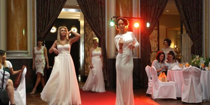 U vjenčanicama koje je dizajnirala Matija Vujica kozmetičku liniju su predstavile Renata Sopek. Natali Dizdar, Tatjana Jurić, Vanna i Lana Jurčević