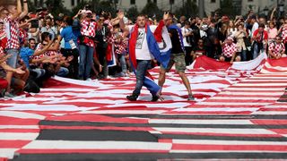 Hrvatski navijači u centru Moskve razvili divovsku zastavu Hrvatski navijači u centru Moskve razvili divovsku zastavu