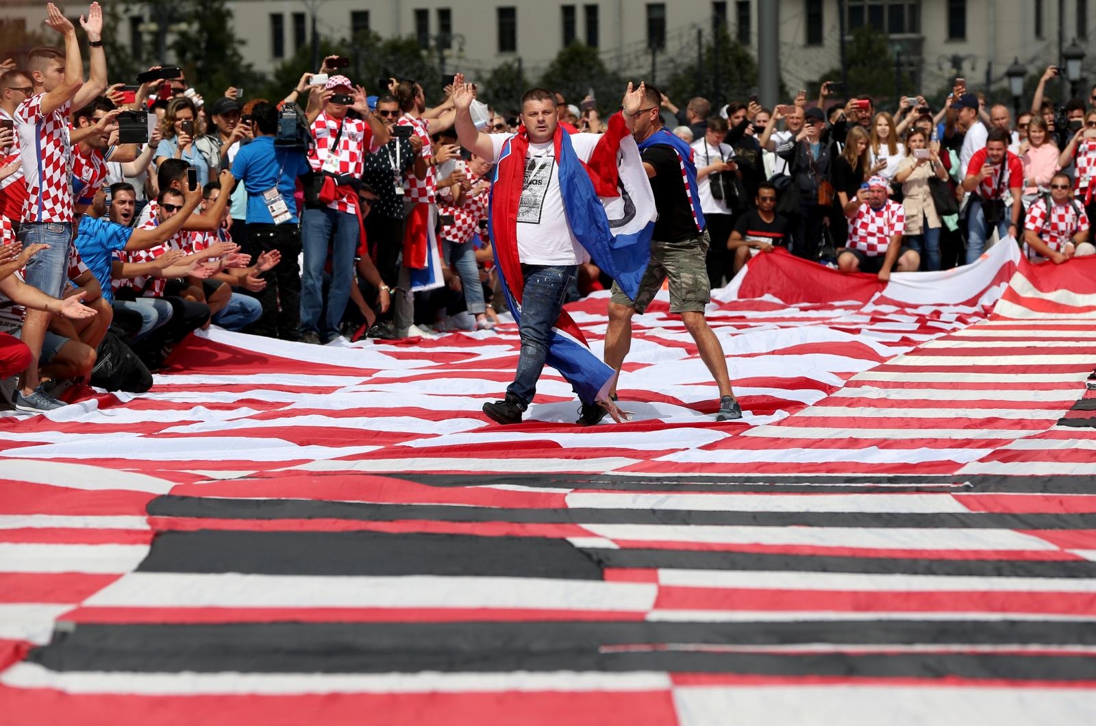 Hrvatski navijači u centru Moskve razvili divovsku zastavu Hrvatski navijači u centru Moskve razvili divovsku zastavu