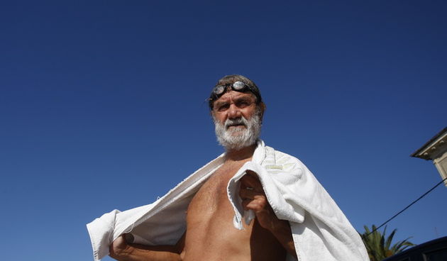 Zadar, 241110.
Vice Profaca ce za mjesec i pol dana napuniti 72 godine no svakog dana ne zeli preskociti svoj djir od vojnickog na brodarici do bove ispred Jk Uskok. Temperatura mora od 17 stupnjeva mu je bas po gustu.
Foto: Jure Miskovic / CROPIX