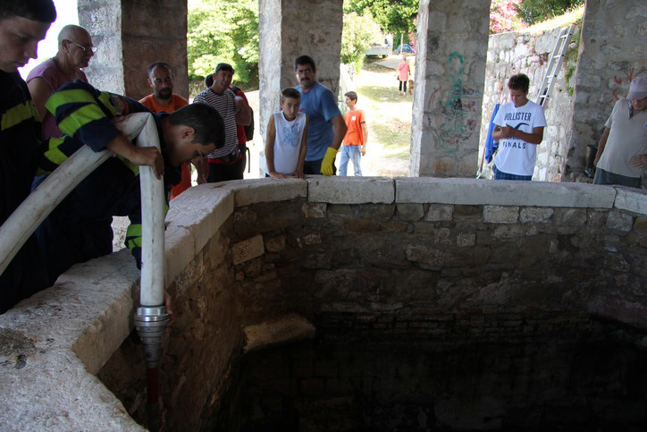 Karma:Počela akcija čišćenja Carske fontane Karma:Počela akcija čišćenja Carske fontane