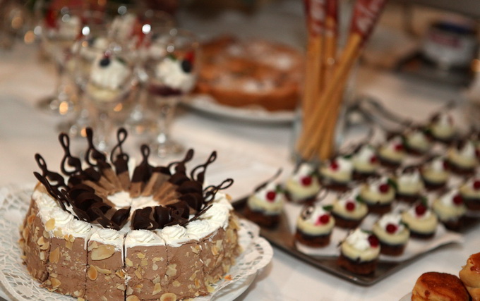 Varazdin, 030212.
U varazdinskom HNK odrzava se 19. Sjajni bal grada Varazdina, koji ugoscuje mnoge poznate uzvanike, od uglednih diplomata, glumaca, gospodarstvenika i politicara.
Pregrst baroknih specijaliteta za ovogodisnji bal spremili su zlatni kuhar Varazdin, 030212.
U varazdinskom HNK odrzava se 19. Sjajni bal grada Varazdina, koji ugoscuje mnoge poznate uzvanike, od uglednih diplomata, glumaca, gospodarstvenika i politicara.
Pregrst baroknih specijaliteta za ovogodisnji bal spremili su zlatni kuhar