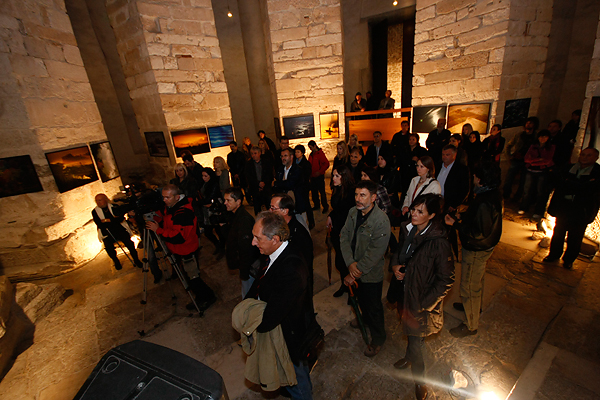 Izložba fotografija Ive Pervana i Mladena Radolovića Mrlje u crkvi SV.Donata Izložba fotografija Ive Pervana i Mladena Radolovića Mrlje u crkvi SV.Donata