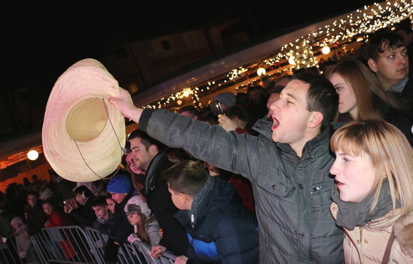 Virani 2016. godinu dočekali uz Lidiju Bačić, Leteći odred i spektakularan vatromet Virani 2016. godinu dočekali uz Lidiju Bačić, Leteći odred i spektakularan vatromet