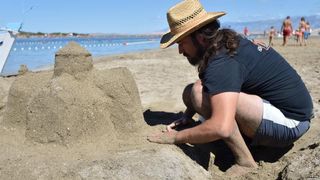 Uz vodstvo kipara mentora na plažama su djeca i odrasli gradili poznate ninske crkvice, glagoljaške natpise i druge figure