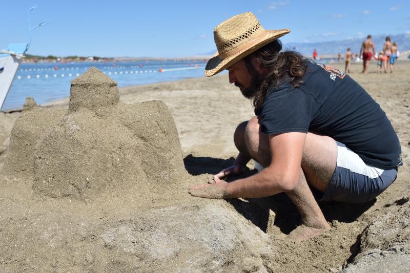 Uz vodstvo kipara mentora na plažama su djeca i odrasli gradili poznate ninske crkvice, glagoljaške natpise i druge figure