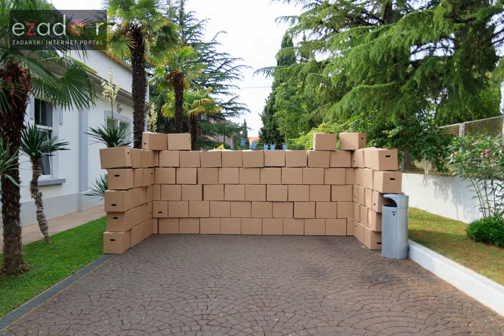 Simboličnim rušenjem zida započeo je urbani festival KvartArt na Voštarnici