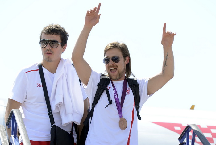 Zagreb, 130812.
Zracna luka Pleso.
Povratak Hrvatskih sportasa u Zagreb sa Olimpijskih igara u Londonu.
Na slici: Na povratku iz Londona sa Olimpijskih Igara, vecina hrvatskih sportasa se vraca avionskim letom Croatie Airlinesa za Zagreb.
Rukometasi Deni Zagreb, 130812.
Zracna luka Pleso.
Povratak Hrvatskih sportasa u Zagreb sa Olimpijskih igara u Londonu.
Na slici: Na povratku iz Londona sa Olimpijskih Igara, vecina hrvatskih sportasa se vraca avionskim letom Croatie Airlinesa za Zagreb.
Rukometasi Deni