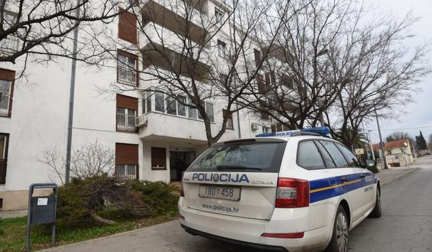 Nocas oko 3 sata, u stanu, na Putu Petrica u Zadru, pod za sad neutvrdjenim okolnostima, ostrim predmetom u predjelu prsa, tesko je ozlijedjen 53-godisnjak. S teskim i po zivot opasnim ozljedama prevezen u zadarsku bolnicu, a u stanu je u tijeku ocevid. P