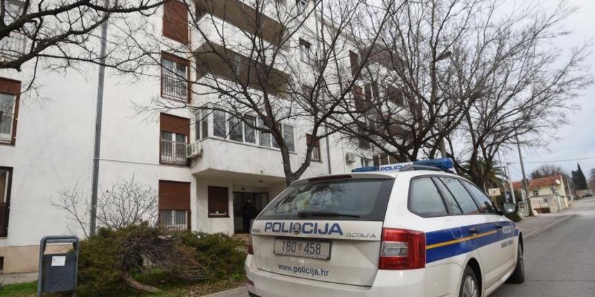 Nocas oko 3 sata, u stanu, na Putu Petrica u Zadru, pod za sad neutvrdjenim okolnostima, ostrim predmetom u predjelu prsa, tesko je ozlijedjen 53-godisnjak. S teskim i po zivot opasnim ozljedama prevezen u zadarsku bolnicu, a u stanu je u tijeku ocevid. P