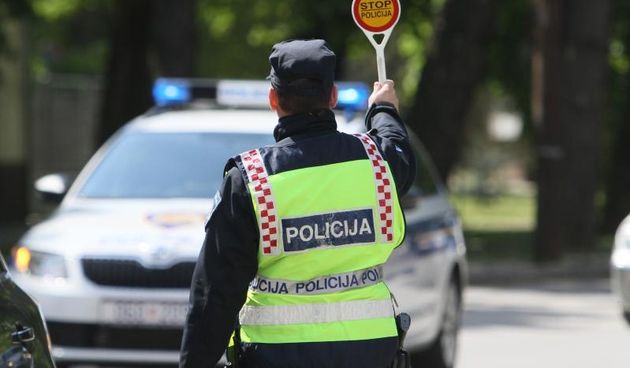 Koprivnica – Vozac Renaulta Laguna zaletio se malo iza 11 sati u teretno vozilo u Nemcicevoj ulici. Na mjesto nezgode su dosli lijecnici hitne medicinske pomoci koji su vozacu Renaulta Lagune stavili Sancov ovratnik. Photo: Marijan Susenj/PIXSELL