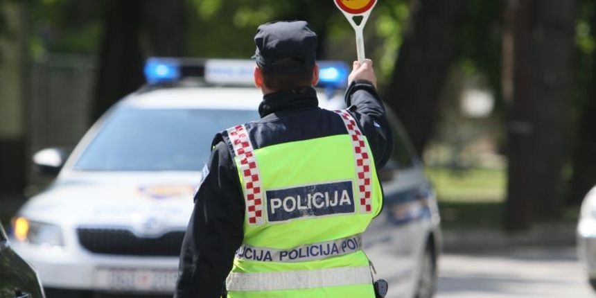 Koprivnica – Vozac Renaulta Laguna zaletio se malo iza 11 sati u teretno vozilo u Nemcicevoj ulici. Na mjesto nezgode su dosli lijecnici hitne medicinske pomoci koji su vozacu Renaulta Lagune stavili Sancov ovratnik. Photo: Marijan Susenj/PIXSELL