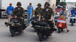 Spektakularni defile vespaša, foto: Vinko Pešić Spektakularni defile vespaša, foto: Vinko Pešić