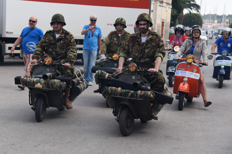 Spektakularni defile vespaša, foto: Vinko Pešić Spektakularni defile vespaša, foto: Vinko Pešić
