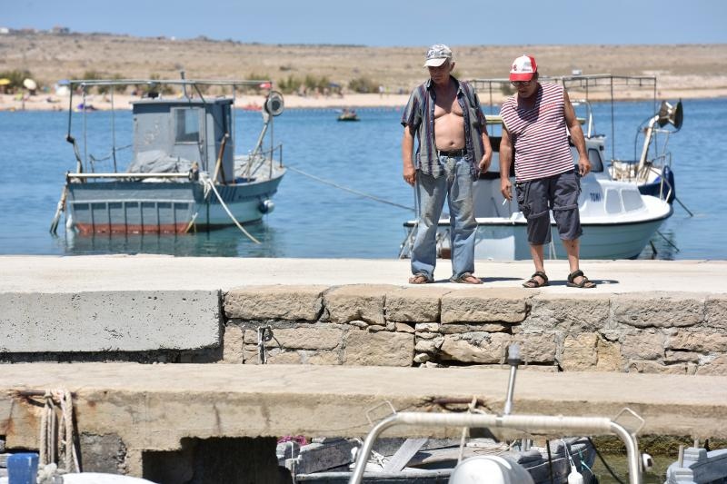 Ražančani saniraju štete nakon orkanske bure. Photo: Dino Stanin/PIXSELL