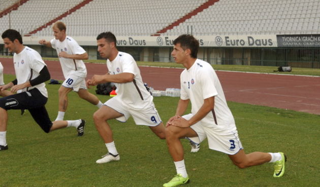 Split, 130809. Stadion na Poljudu. Nakon potpisivanja ugovora sa splitskim Hajdukom, te njihovog predstavljanja novinarima, braca Anas i Ahmad Sharbini odradili su i prvi trening. Na fotografiji: Ahmad (9) i Anas (3). Foto: Fedja Klaric / CROPIX