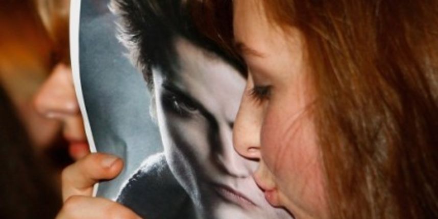 Sumrak saga: Biste li platili 200 dolara za očnjake kao u Edwarda Cullena? (Metro-portal.hr) Sumrak saga: Biste li platili 200 dolara za očnjake kao u Edwarda Cullena? (Metro-portal.hr)