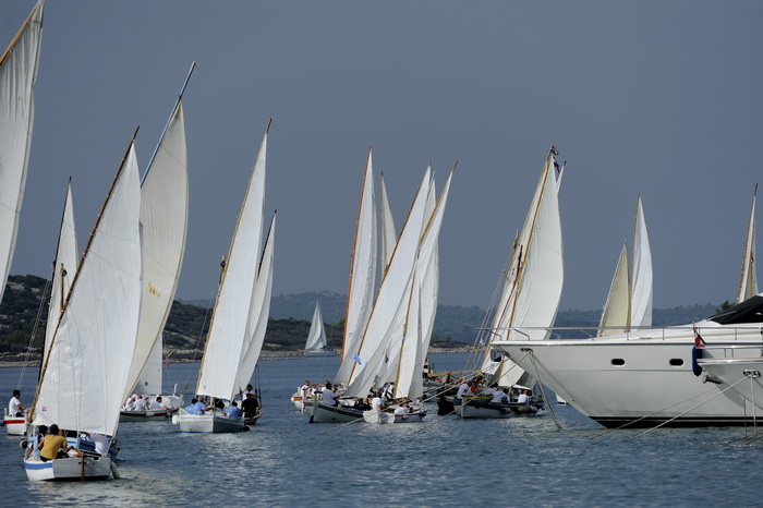 Otok Murter, 300912.
Latinsko idro, najveca regata tradicionalnih gajeta, leuta i kaica odrzana je danas u Murteru. Na regati je startalo oko 100 brodova.
Foto: Niksa Stipanicev / CROPIX Otok Murter, 300912.
Latinsko idro, najveca regata tradicionalnih gajeta, leuta i kaica odrzana je danas u Murteru. Na regati je startalo oko 100 brodova.
Foto: Niksa Stipanicev / CROPIX
