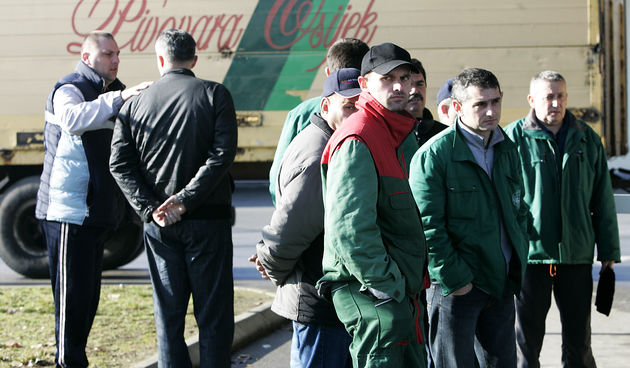 Jutros je poceo strajk radnika u Pivovari Osijek. Radnici Pivovare jutros su blokirali ulaz u tvornicu jer je Ivan Komak vlasnik Pivovare najavio otkaze za visak radnika a jucer je potpisao kolektivni ugovor samo s manjinskim sindikatom PPDIV-om a ne sa v