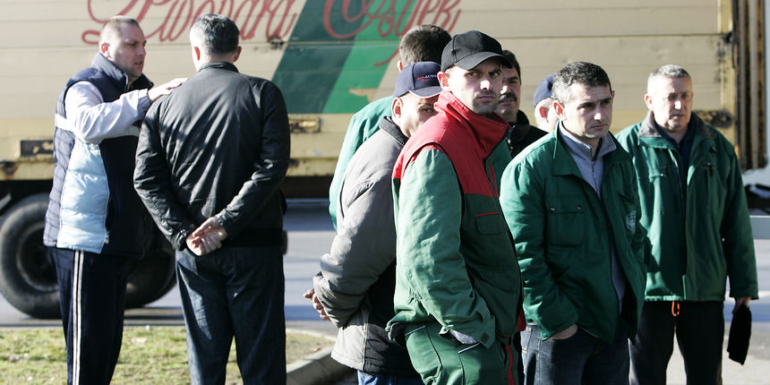 Jutros je poceo strajk radnika u Pivovari Osijek. Radnici Pivovare jutros su blokirali ulaz u tvornicu jer je Ivan Komak vlasnik Pivovare najavio otkaze za visak radnika a jucer je potpisao kolektivni ugovor samo s manjinskim sindikatom PPDIV-om a ne sa v Jutros je poceo strajk radnika u Pivovari Osijek. Radnici Pivovare jutros su blokirali ulaz u tvornicu jer je Ivan Komak vlasnik Pivovare najavio otkaze za visak radnika a jucer je potpisao kolektivni ugovor samo s manjinskim sindikatom PPDIV-om a ne sa v