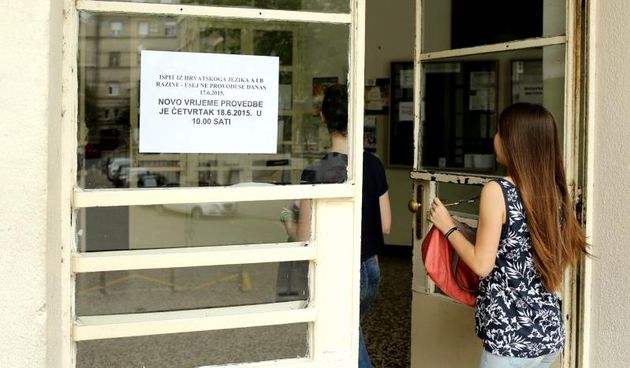 Obavijest na vratima XVI gimnazije i Klasicne gimnazije u Krizanicevoj ulici da je odgodjeno polaganje ispita drzavne mature iz hrvatskog jezika A i B razine – esej za sutra, 18. lipnja u 10 sati, a test iz hrvatskog koji je na rasporedu bio za sutra, pis